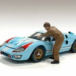 Race Day 1 Figure V, Light Brown - American Diorama 76287 - 1/18 Scale Figurine - Diorama Accessory