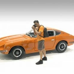 Car Meet 2 Figure VI, Orange And Brown - American Diorama 76394 - 1/24 Figurine - Diorama Accessory