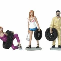 Motorhead Miniatures Tire Brigade Val, Meg And Gary 3 Piece Figurine Set,774 - 1/24 Scale Figurine - Diorama Accessory